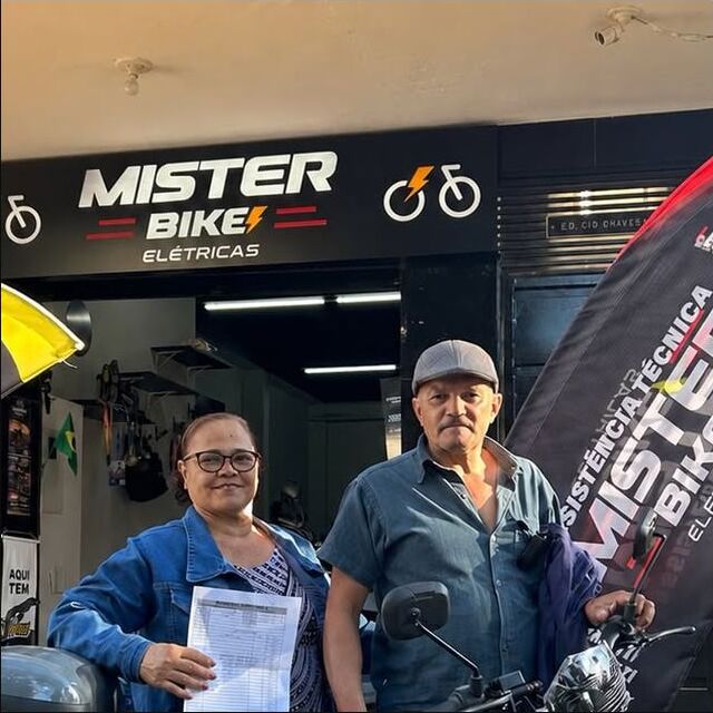 Cliente da Mister Bike recebendo sua elétrica